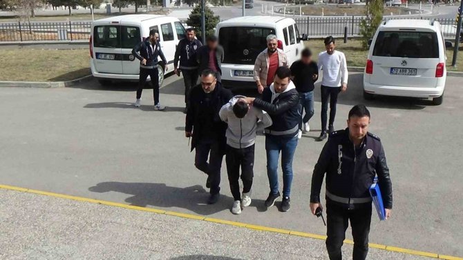 Hatay’da Enkazdan Çaldığı Polis Tabancasını Satmaya Çalışırken Yakalandı
