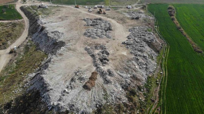 İ̇skenderun’da Enkazın Kaldırıldığı Döküm Sahasına Bir Kamyon Giriyor, Bir Diğeri Çıkıyor