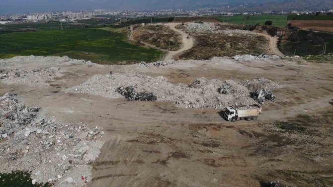İ̇skenderun’da Enkazın Kaldırıldığı Döküm Sahasına Bir Kamyon Giriyor, Bir Diğeri Çıkıyor