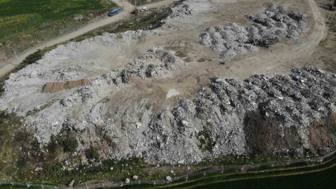 İ̇skenderun’da Enkazın Kaldırıldığı Döküm Sahasına Bir Kamyon Giriyor, Bir Diğeri Çıkıyor