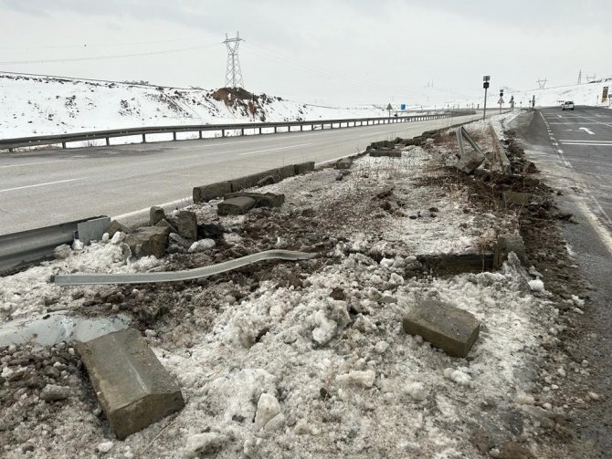 Buzlanma Nedeniyle Kaza Yapan Otobüs, Dağlık Alana Çarparak Durabildi