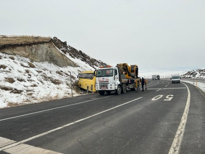 Buzlanma Nedeniyle Kaza Yapan Otobüs, Dağlık Alana Çarparak Durabildi
