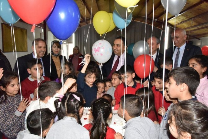 Depremzede Çocuklar ‘Tek Katlı Ev’ Dileyerek Balonları Gökyüzüne Saldı