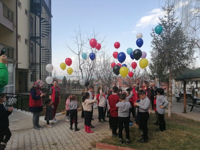 Depremzede Çocuklar ‘Tek Katlı Ev’ Dileyerek Balonları Gökyüzüne Saldı