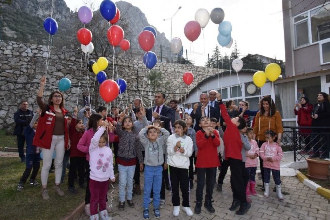 Depremzede Çocuklar ‘Tek Katlı Ev’ Dileyerek Balonları Gökyüzüne Saldı