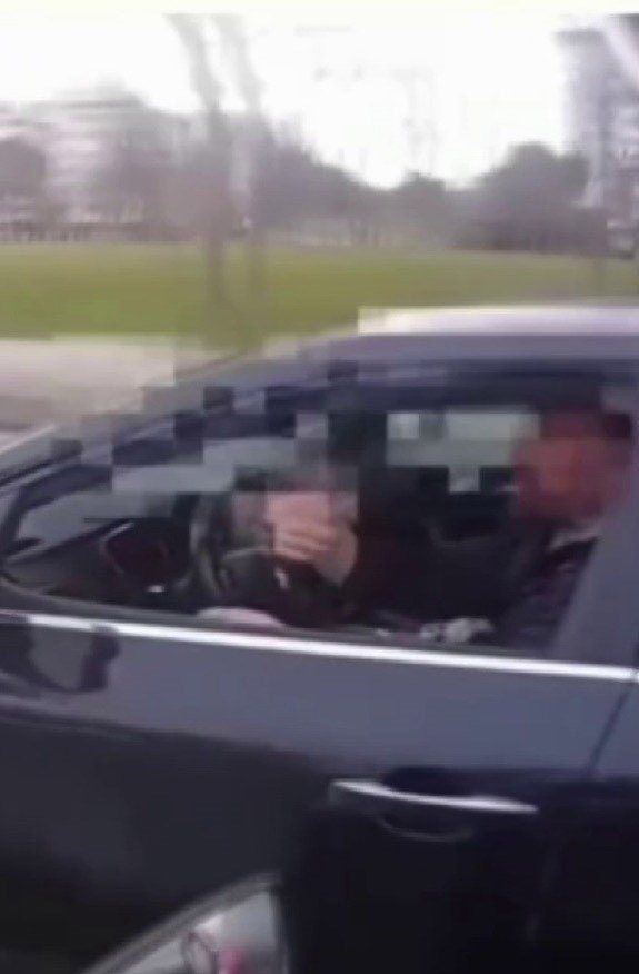 Pendik’te Otomobil Sürücüsüyle Kuryenin Yol Verme Tartışması Kameraya Yansıdı
