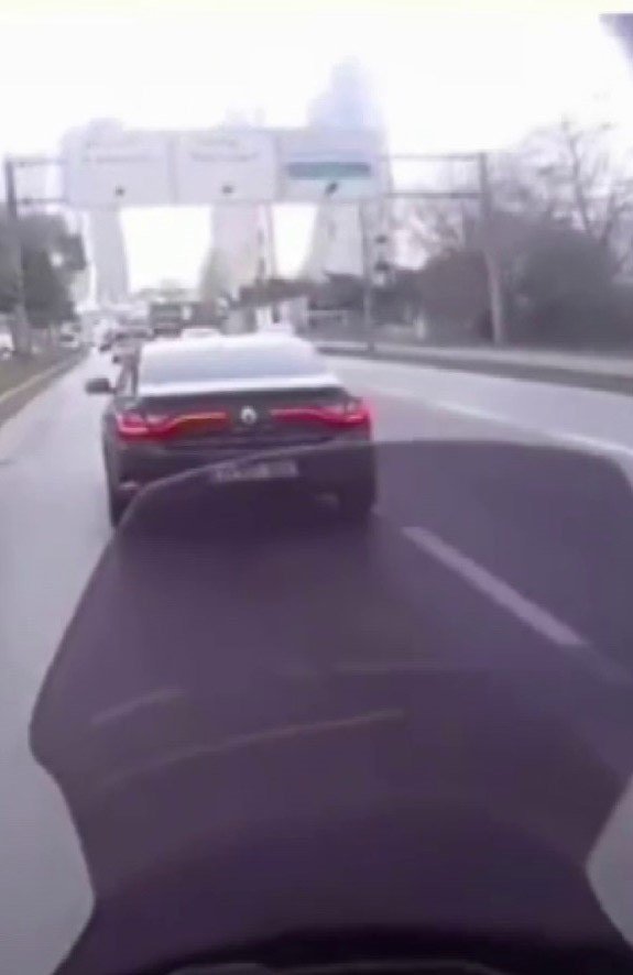Pendik’te Otomobil Sürücüsüyle Kuryenin Yol Verme Tartışması Kameraya Yansıdı
