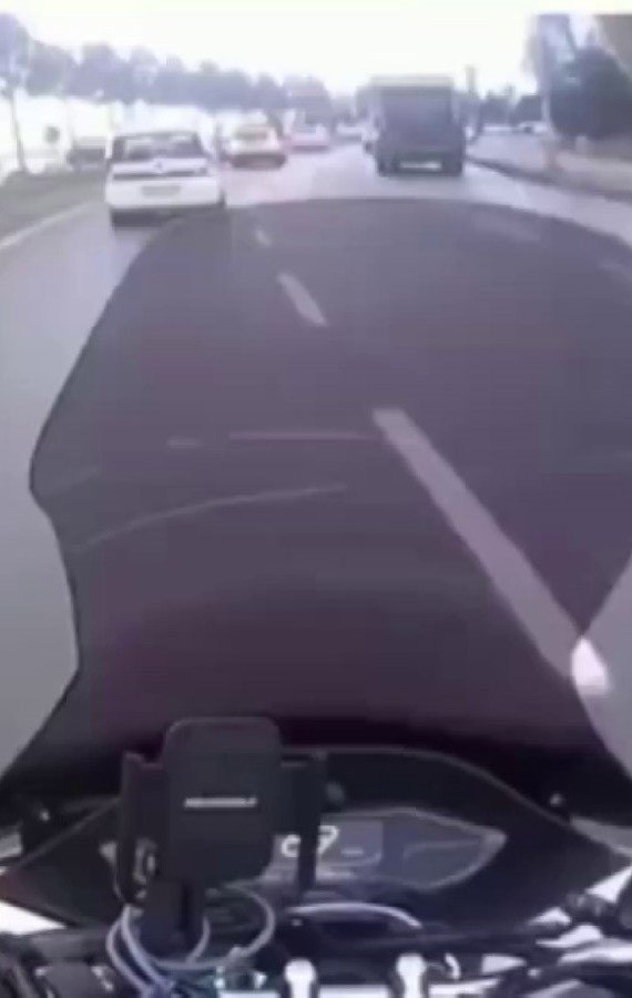 Pendik’te Otomobil Sürücüsüyle Kuryenin Yol Verme Tartışması Kameraya Yansıdı