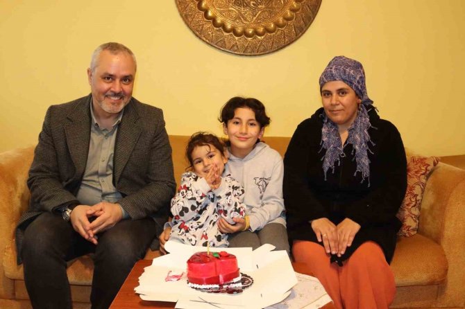 Depremzede Miniğe Doğum Günü Sürprizi