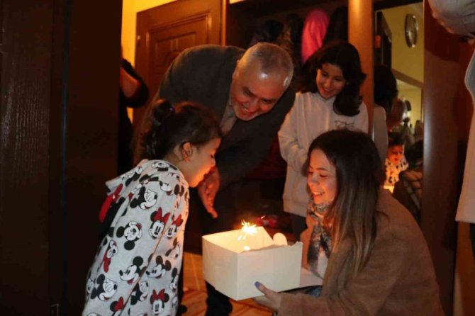 Depremzede Miniğe Doğum Günü Sürprizi