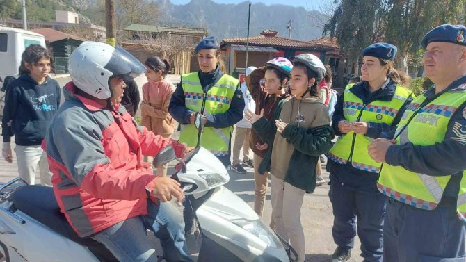 Jandarma Öğrencilere Kask Eğitimi Verdi