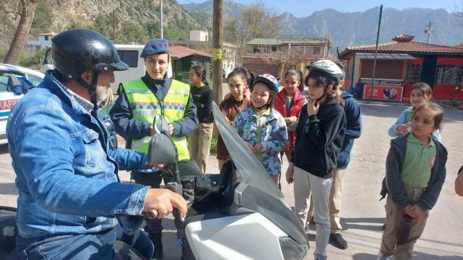 Jandarma Öğrencilere Kask Eğitimi Verdi