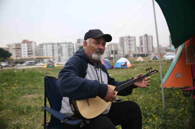 Depremzede Günlerini Saz Çalarak Geçiriyor