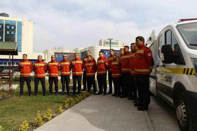 Enkazdan 40 Kişiyi Kurtaran Cekut Ekipleri Yaşadıklarını Anlattı