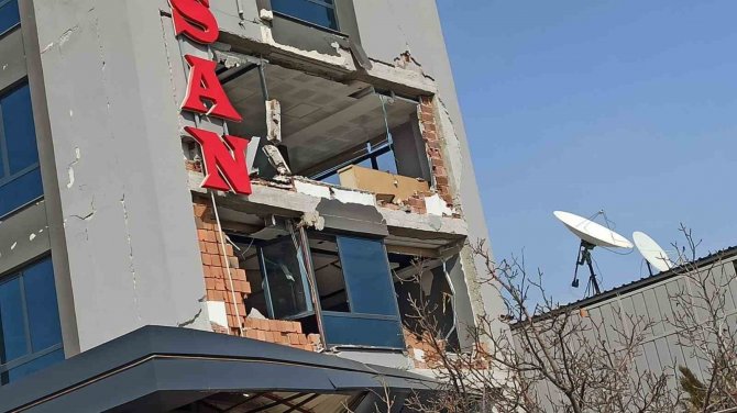 Depremde Hasar Alan Ertv Yeniden Yayına Başladı