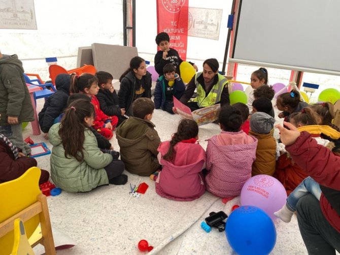 Uşak’tan Gönderilen Gezici Kütüphane Çocuklara Moral Oldu