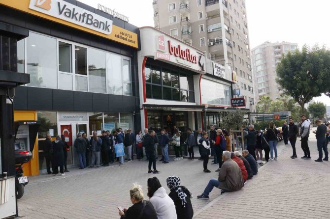 Deprem Kredisi Çekecek Vatandaşlar Bankaların Önünde Kuyruk Oluşturdu