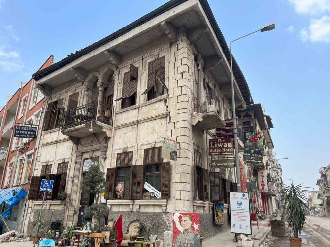 Onlarca Enkazın İçinde Dükkanını Açan Esnaf Komşularına Seslendi ; “Bizim Yasımız 3 Gündür, Hatay’ı Terk Etmeyin”