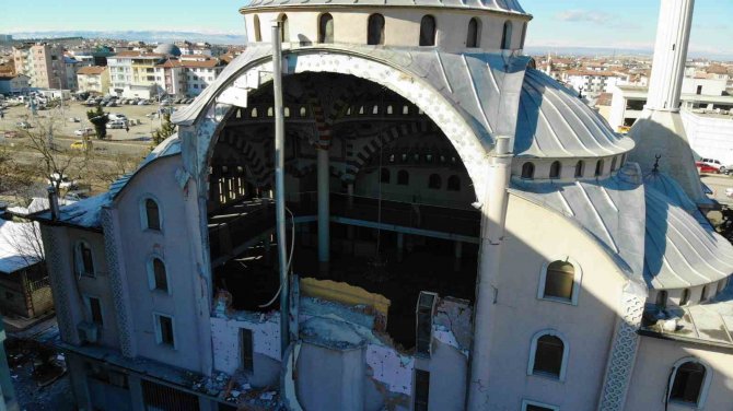 Malatya’da Depremlerde 25 Cami Yıkılırken, 3 Din Görevlisi Vefat Etti