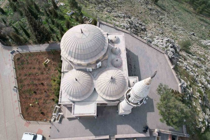 Hz Malik Bin Ejder Türbesi Dimdik Ayakta