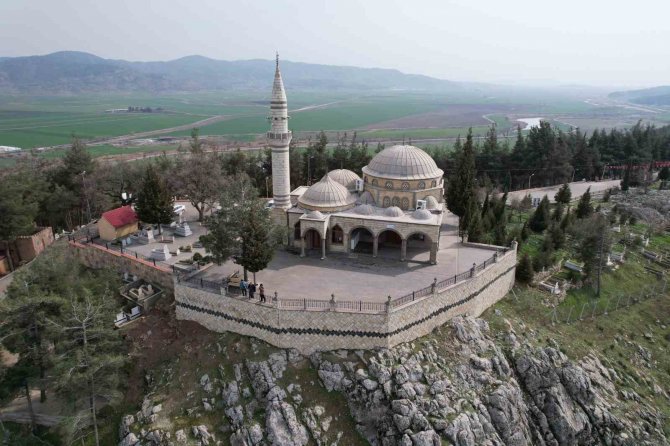 Hz Malik Bin Ejder Türbesi Dimdik Ayakta