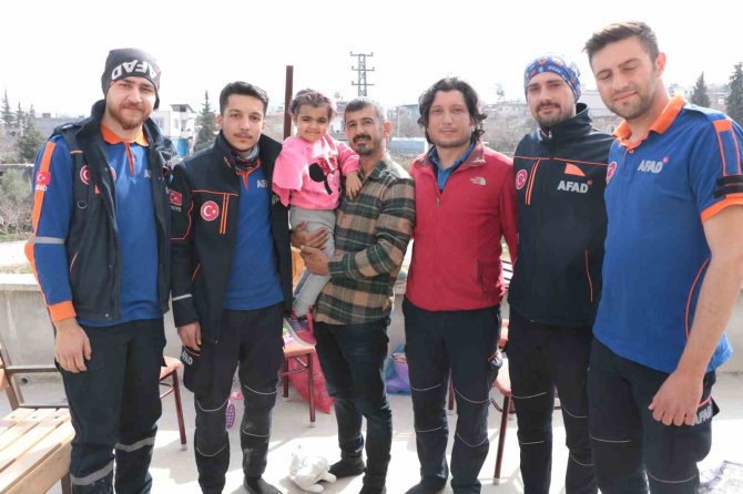 36 Saat Sonra Enkazdan Çıkarılan Minik Ela, Kurtarıcılarıyla Bir Araya Geldi