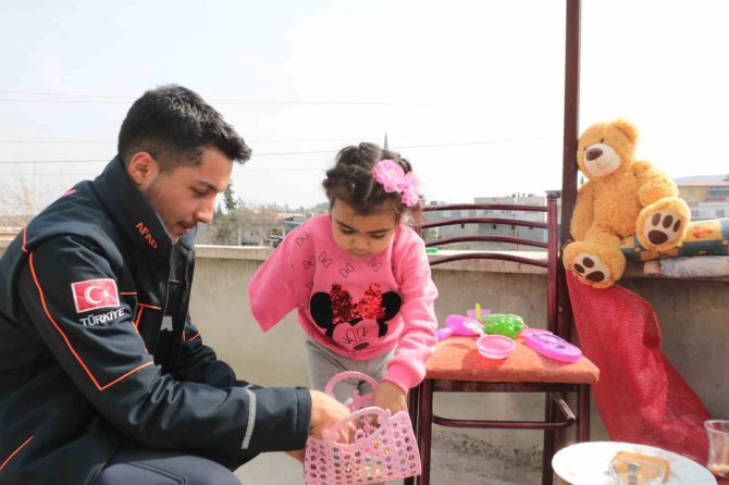 36 Saat Sonra Enkazdan Çıkarılan Minik Ela, Kurtarıcılarıyla Bir Araya Geldi