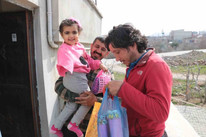 36 Saat Sonra Enkazdan Çıkarılan Minik Ela, Kurtarıcılarıyla Bir Araya Geldi