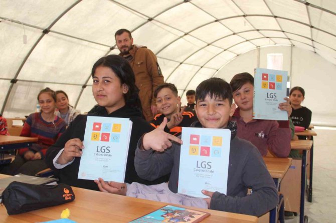 Depremzede Öğrenciler, Eğitime Çadır Okullarda Devam Ediyor