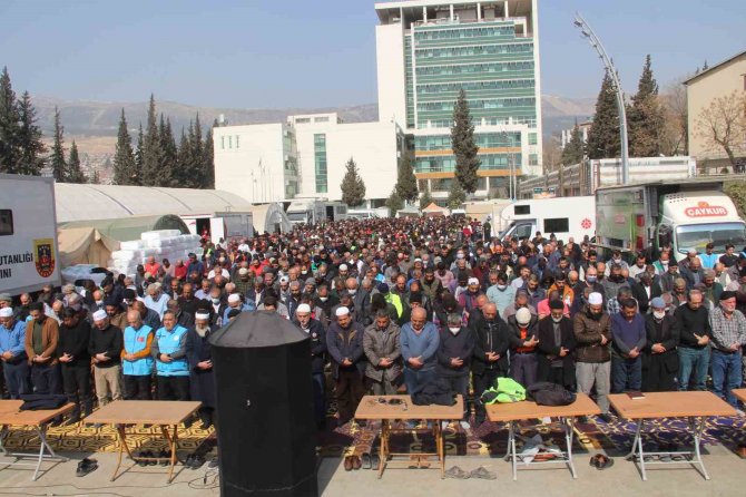 Depremin Yıktığı Kahramanmaraş’taki 4’üncü Cuma Namazı Havadan Görüntülendi