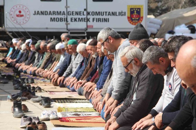 Depremin Yıktığı Kahramanmaraş’taki 4’üncü Cuma Namazı Havadan Görüntülendi