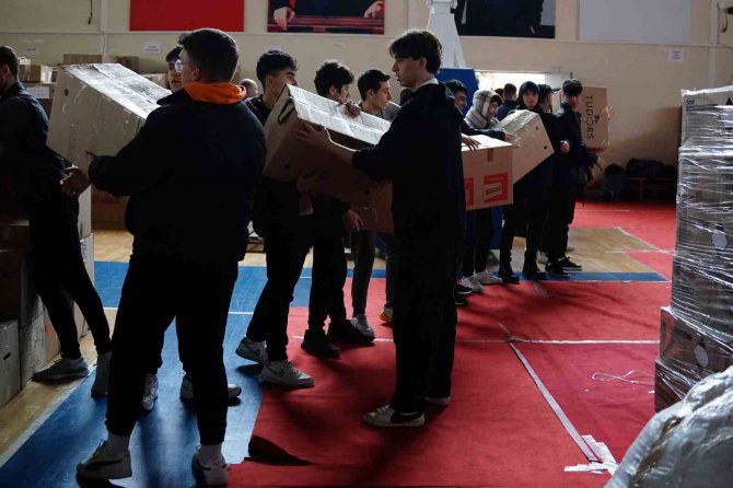Yurt Dışından Gelen Yardımlar Bahçelievler’de Toplanıp Bölgeye Ulaştırılıyor