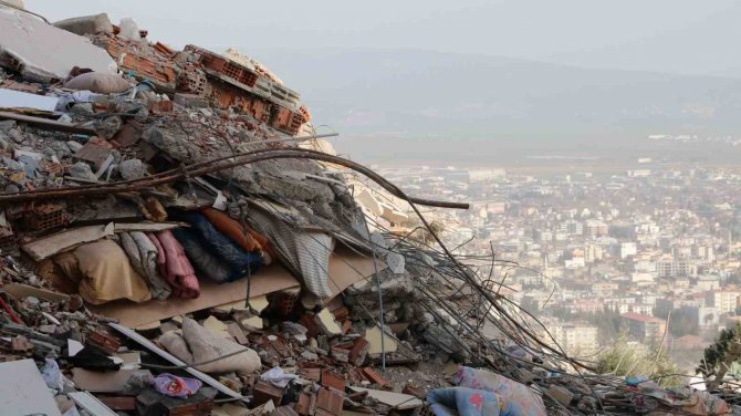 Anne Ve Babasını Depremde Kaybeden Depremzede Konuştu: "Bina Öne Devrilerek Yıkılmış"