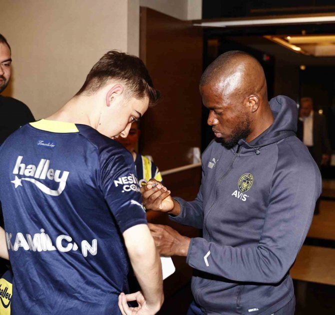 Depremzede Kamilcan’a Fenerbahçeli Oyuncularla Bir Araya Geldi