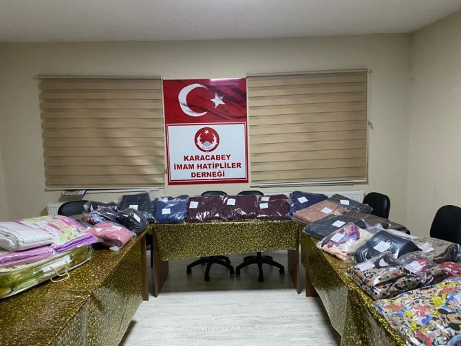 Karacabey’de Kadınlar Depremzedeler İçin Eşofman Ve Pijama Takımı Dikiyor