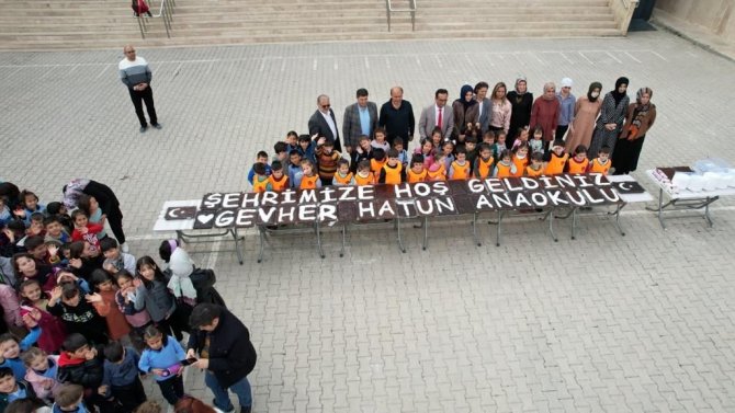 Depremzedeli Öğrencilere ‘Şehrimize Hoş Geldiniz’ Pastası