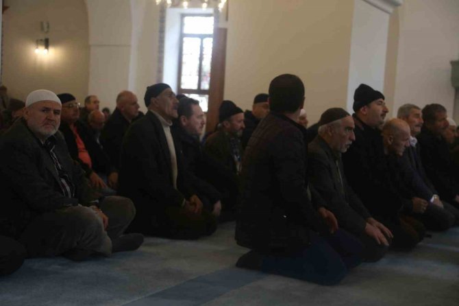 5 Asırlık Camide, Depremde Hayatını Kaybedenler İçin Mevlid-i Şerif Okundu