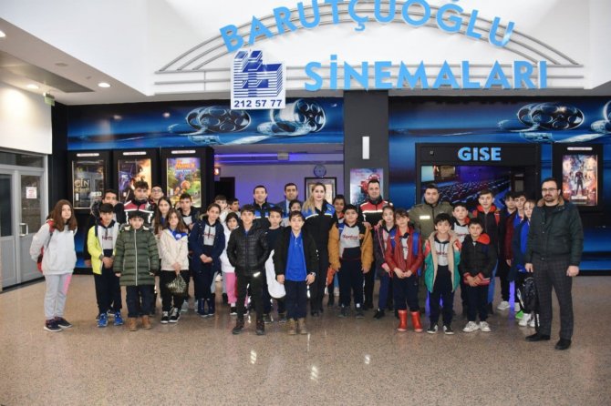 Polis Ekipleri Depremzede Çocuklara Sinema Filmi İzledi
