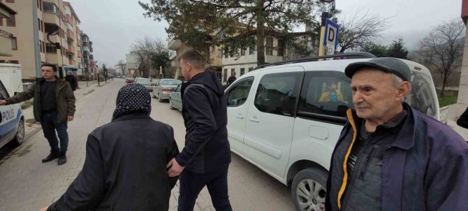 Sahte Başsavcının Ağına Düşen Yaşlı Çift Dolandırılmaktan Son Anda Kurtarıldı