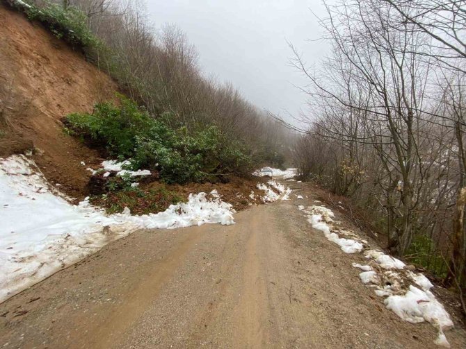 Kastamonu’da Heyelan Sebebiyle Kapanan Köy Yolu Ulaşıma Açıldı
