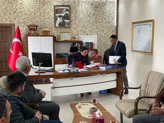 Kaymakam Özerden’den Başkan Altay’a Plaket