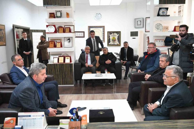 Büyükkılıç, Bünyan’dan Hem İstişare Toplantısı Yaptı Hem De Depremzedeleri Ziyaret Etti