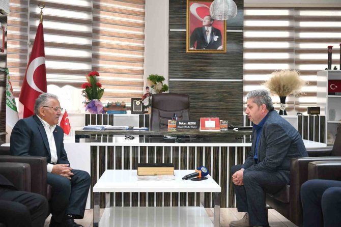 Büyükkılıç, Bünyan’dan Hem İstişare Toplantısı Yaptı Hem De Depremzedeleri Ziyaret Etti