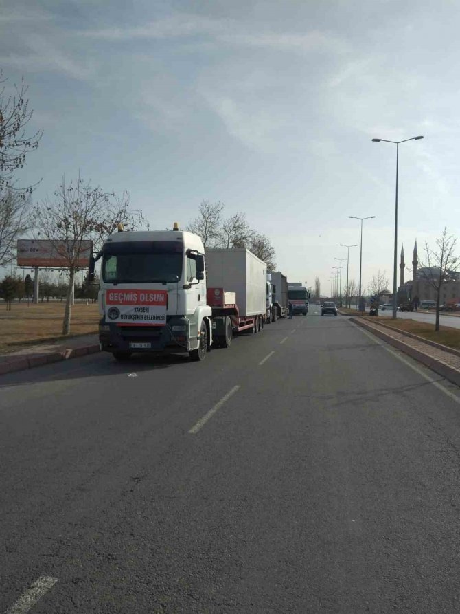 Büyükşehir’den Deprem Bölgesine 2 Konteyner Mutfak Ve 1 Konteyner Yatakhane Daha