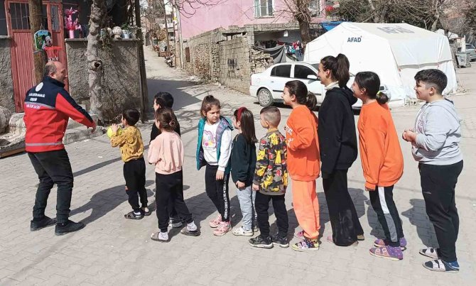 Kırşehirli Gönüllü Psikososyal Destek Ekibi Deprem Bölgesinde Çalışmalarını Sürdürüyor