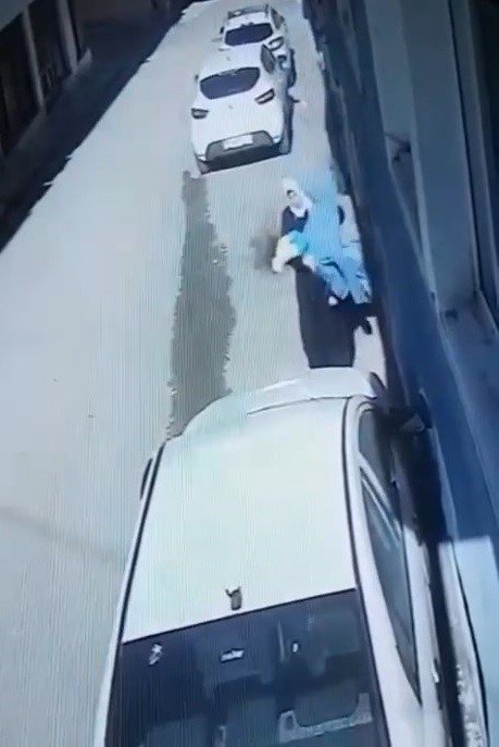 Kucağındaki Bebeğe Aldırmadan Battaniye Çalan Şahıs Kameralara Yakalandı