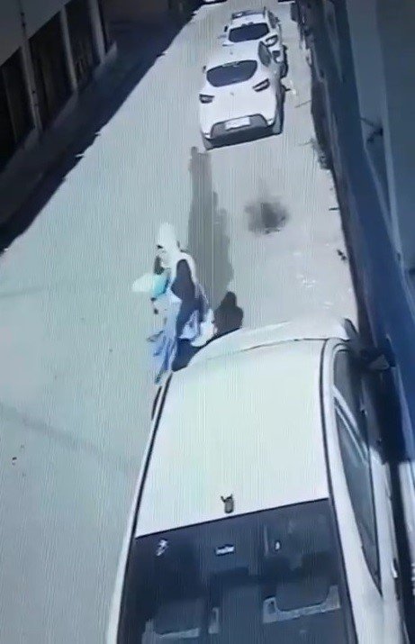 Kucağındaki Bebeğe Aldırmadan Battaniye Çalan Şahıs Kameralara Yakalandı