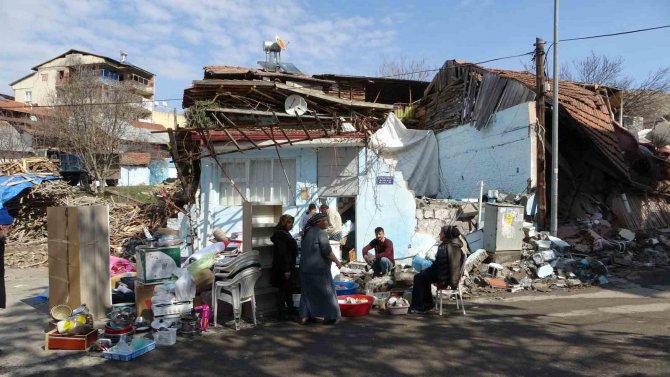 Depremde Evleri Yıkılan Vatandaşlar Yaşadıklarını Anlattı: "Evler Patır Patır Döküldü"