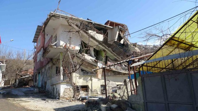 Depremde Evleri Yıkılan Vatandaşlar Yaşadıklarını Anlattı: "Evler Patır Patır Döküldü"