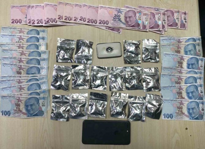İ̇stanbul’da Akıl Almaz Uyuşturucu Zulası: Koltuğun Gizli Bölmesinden Uyuşturucu Fışkırdı